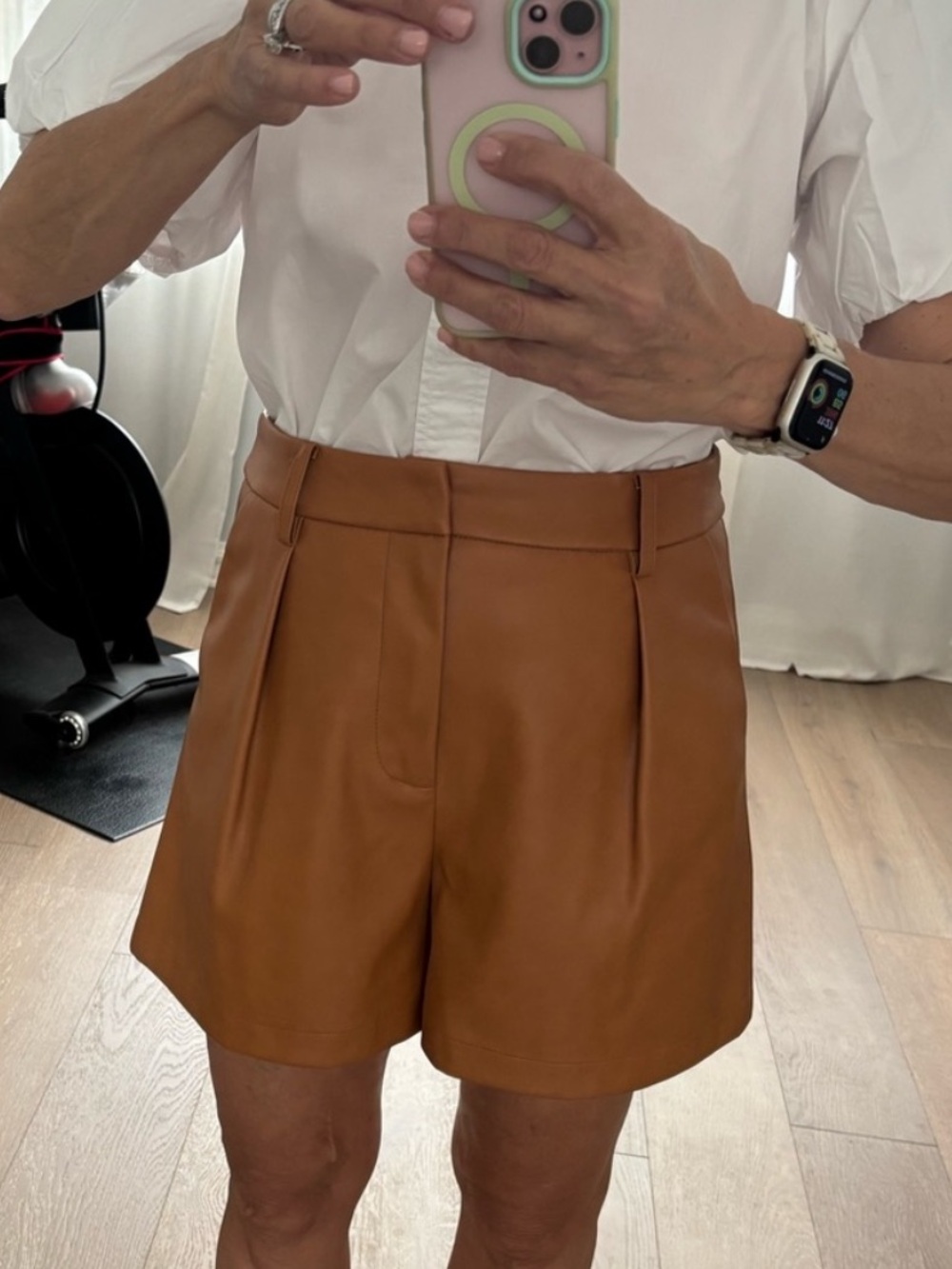 7 For All Mankind Pleated High Rise Vegan Leather Shorts Sz S Camel Brown Cognac - Picture 2 of 13